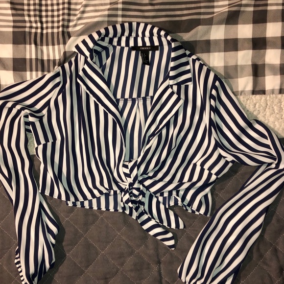 Striped f21 top 🖤 - Picture 4 of 5